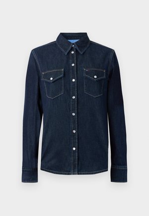 Mørkeblå denimskjorte med knappefront, to brystlommer, trykknapper og kontraststing langs sømmene.