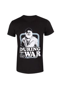 Sort bomulds T-shirt med trykt grafik af en mand med hvidt skæg, med teksten "UNDER KRIGEN" og titlen på showet nedenfor.