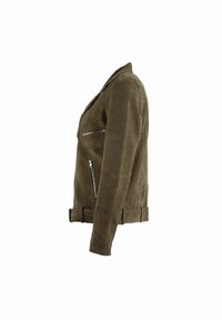 Olívazöld színű szarvasbőr dzseki szegett gallérral, cipzáras zsebekkel és övvel szabott derékkal. Testhezálló szabása és sima textúrája van.