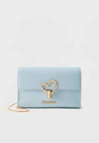 Φωτεινό μπλε δερμάτινο πορτοφόλι με κούμπωμα σε σχήμα χρυσής καρδιάς και λουράκι αλυσίδας, με την επωνυμία "LOVE MOSCHINO" μπροστά.