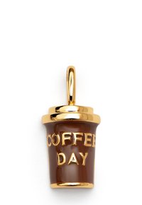 Charm en tono dorado con forma de taza de café, que presenta esmalte marrón con letras en relieve "DÍA DEL CAFÉ" en la parte frontal.