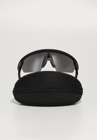 Sport-Sonnenbrille mit dunklen Gläsern, schwarzem ergonomischen Rahmen und einem schwarzen, mit Reißverschluss verschlossenen Hartschalenetui, das eine glatte Textur und eine abgerundete Form aufweist.