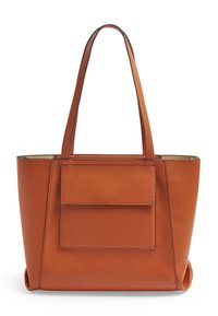 Sac fourre-tout en cuir de couleur rouille, avec une finition texturée, une forme rectangulaire, deux poignées et un détail de poche avant.