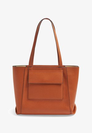 Bolso tote de cuero en color óxido, con un acabado texturizado, forma rectangular, dos asas y un detalle de bolsillo en la parte delantera.