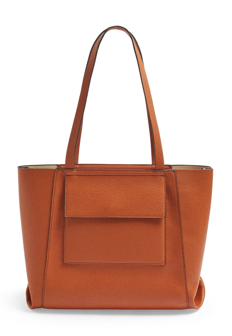 Sac fourre-tout en cuir de couleur rouille, avec une finition texturée, une forme rectangulaire, deux poignées et un détail de poche avant.