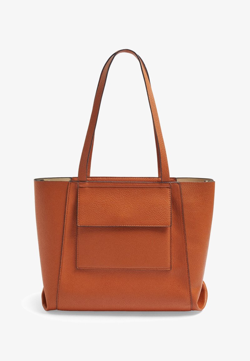 Nahkaolkihuivi ruskeassa värissä, jossa on teksturoitu pinta, suorakulmainen muoto, kaksi kahvaa ja etutaskuyksityiskohta.