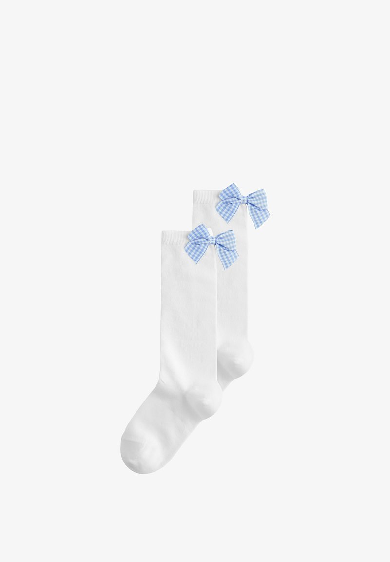 Chaussettes blanches hautes jusqu'aux genoux avec des nœuds en tissu à carreaux bleu et blanc attachés près des bords supérieurs, présentées sur fond blanc.