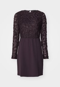 Kortärmad klänning med en texturerad spetsbyst i mörk lila, slät kjol, detalj med nyckelhål bak och subtila glittrande accenter.