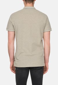 Kurzärmliges Poloshirt in hellem Beige mit strukturierter Oberfläche, mit kontrastierendem Kragen und Ärmelbesatz in hellblau.