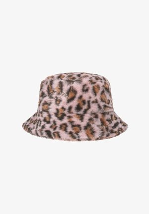 Kapelusz wiaderkowy w panterkę wykonany z miękkiego futerka sztucznego; posiada różową bazę z brązowymi i czarnymi plamkami oraz subtelne przeszycia po boku.
