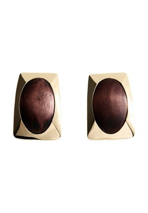 Boucles d'oreilles rectangulaires dorées avec de grands incrustations ovales lisses en bois brun foncé au centre, présentées côte à côte sur fond blanc.