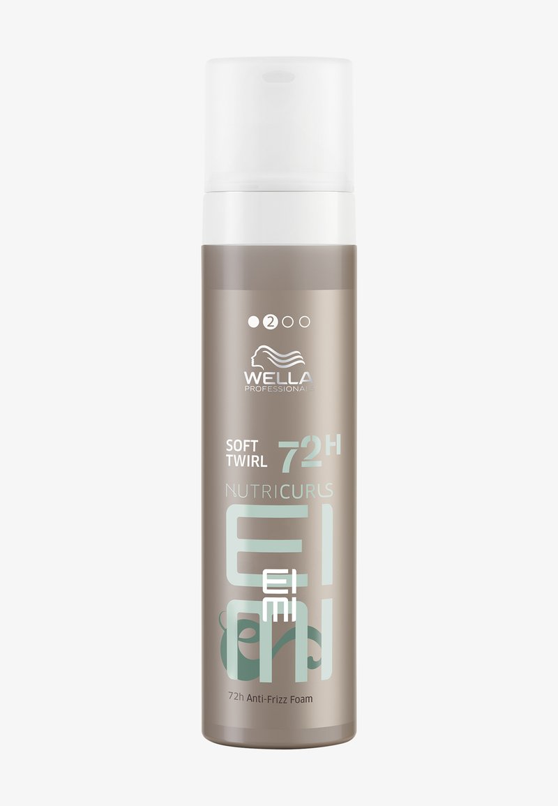 Mousse anti-frizz Nutricurls Soft Twirl 72h de Wella Professionals en flacon beige avec bouchon blanc, 150 ml.