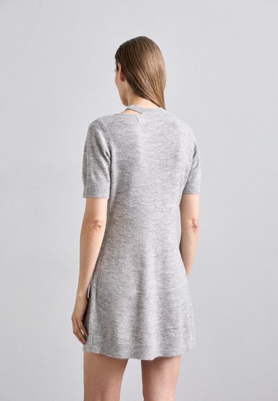 Robe à manches courtes en gris chiné, fabriquée en tissu doux, avec une coupe décontractée, des poignets côtelés et un petit détail découpé dans le dos.