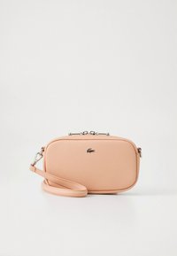 Τσαντάκι ώμου σε ανοιχτό ροδακινί χρώμα, κατασκευασμένο από υλικό συνθετικό με υφή, ορθογώνιο σχήμα, με φερμουάρ σε ασημί απόχρωση και λογότυπο. Περιλαμβάνει ρυθμιζόμενο λουράκι.