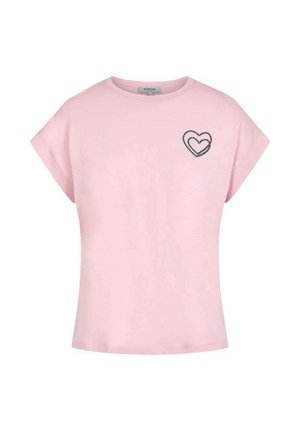 T-shirt rosa chiaro a maniche corte con risvolti arrotolati e un piccolo motivo di due cuori cuciti sul petto a sinistra.