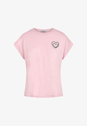 T-shirt rosa chiaro a maniche corte con risvolti arrotolati e un piccolo motivo di due cuori cuciti sul petto a sinistra.