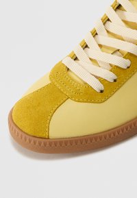 Bronx BOBBIE - Tossud - panna yellow/off white