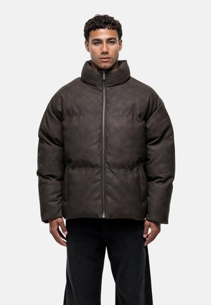 Giubbotto imbottito marrone con colletto alto, chiusura frontale con zip e due tasche laterali. Realizzato in materiale liscio e strutturato con dettagli di cucitura.