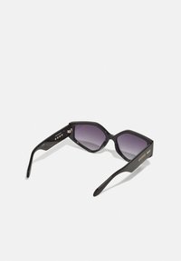 QUAY AUSTRALIA HOT GOSSIP UNISEX - Sluneční brýle - black/smoke gradient