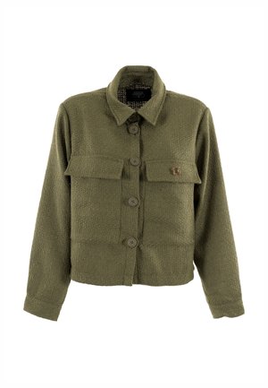 Groene textuurjack met een knoopsluiting aan de voorkant, twee borstzakken en een kraag. Gemaakt van geweven materiaal; heeft bruine knopen en een logo-accent.