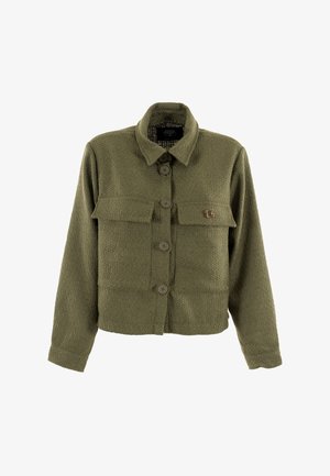 Groene textuurjack met een knoopsluiting aan de voorkant, twee borstzakken en een kraag. Gemaakt van geweven materiaal; heeft bruine knopen en een logo-accent.