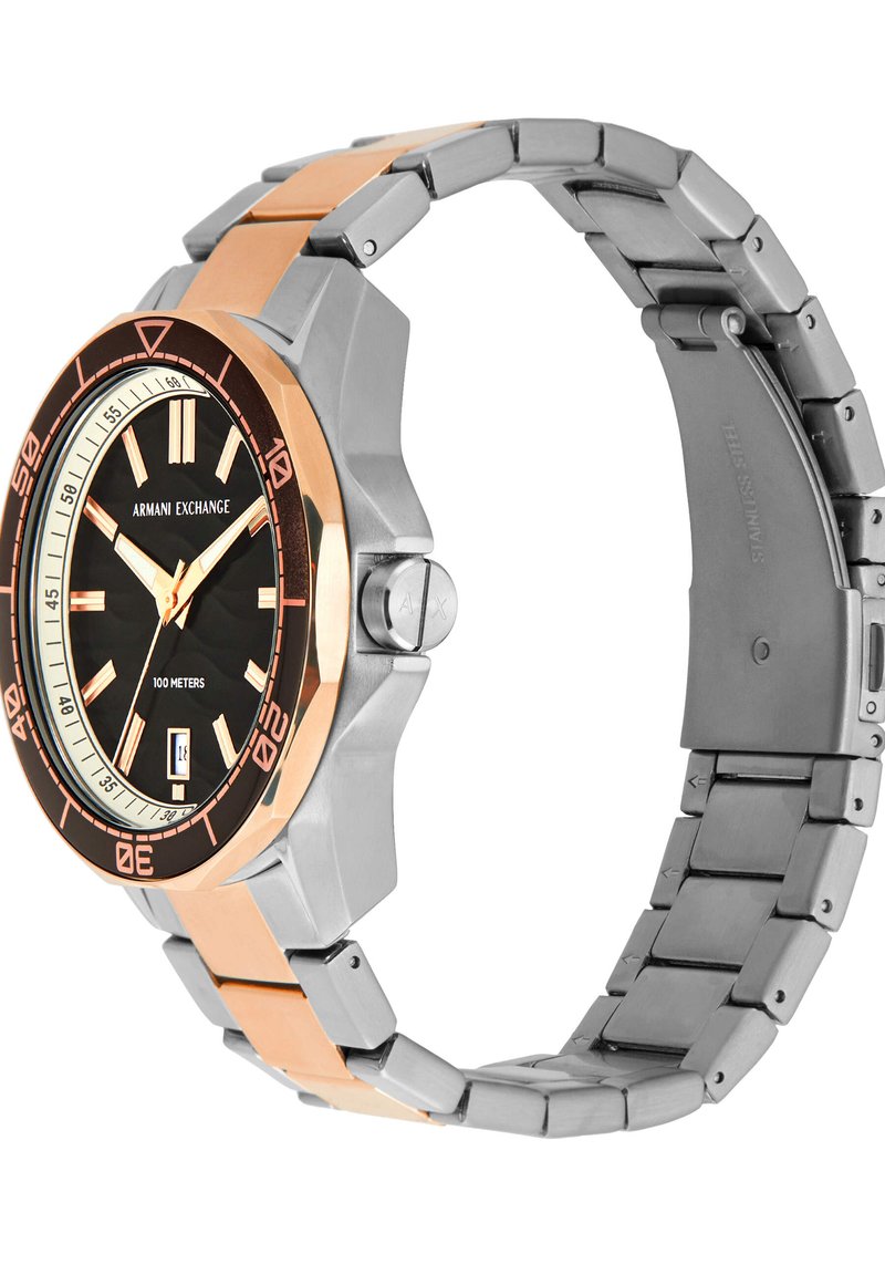 Montre en acier inoxydable argent et or rose avec un cadran noir, dotée d'un boîtier angulaire, de grands index horaires et d'une fenêtre de date à 6 heures.