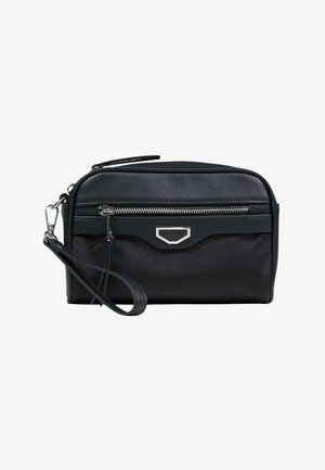 Bolso de mano rectangular negro con paneles texturizados y lisos, bolsillo frontal con cremallera, herrajes plateados y correa de muñeca desmontable.