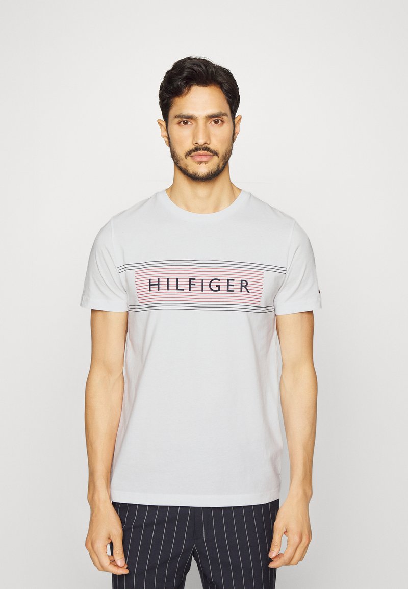 Tommy Hilfiger - BRAND LOVE CHEST  - T-Shirt print - white, Vergrößern