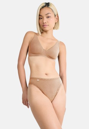 Hellbrauner BH und passende Pantys mit Spitzenbesatz, aus einem weichen, transparenten Material. Der BH hat ein V-Ausschnitt-Design und breite Träger.