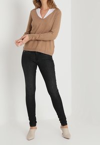 NAF NAF Neule - camel