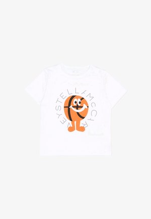 T-shirt blanc pour tout-petit avec un personnage de basket-ball souriant orange et un texte noir dispersé formant un cercle autour.