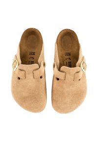 Bež suède Birkenstock klompe s podesivim zlatnim kopčama i oblikovanim ulošcima, prikazane odozgo.