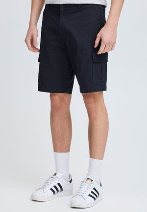 Pantalones cortos de carga en color navy con dos bolsillos laterales, cierre frontal con botón y pasadores para cinturón. Fabricados con un tejido resistente, presentan un diseño de corte relajado.