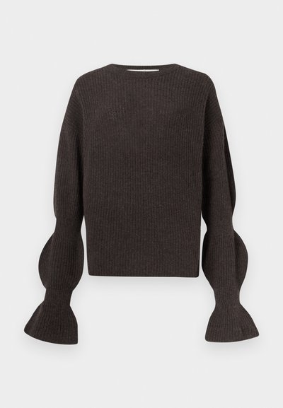 Mørkebrunt strikket genser med rund hals, ballongsleeves og ribbestruktur. Har et kort design og subtil gjennomsiktighet.