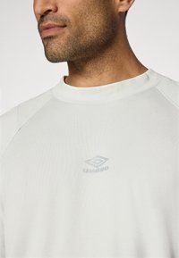 Umbro WASHED HIGH NECK BOXY TEE - Camiseta básica - harbor mist