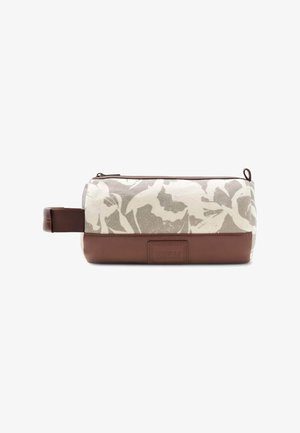 Trousse de toilette rectangulaire en tissu floral beige et gris clair, base en cuir marron foncé, fermeture éclair, et poignée latérale.