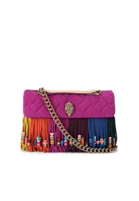 Borsa in suede rosa trapuntata con dettagli colorati in frange, tracolla a catena e perline decorative lungo il fondo. Presenta un'applicazione in metallo.