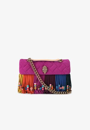 Gequilte roze suède handtas met kleurrijke franjes, een kettinghangertje en decoratieve kralen aan de onderkant. Bevat een metalen versiering.