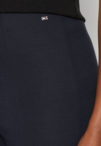 Tommy Hilfiger ELEVATED SLIM - Kelnės - desert sky