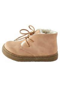 Bottine en suède tan avec fermeture à lacets, doublure pelucheuse et semelle en caoutchouc texturée. Bout rond et détails de couture minimaux.