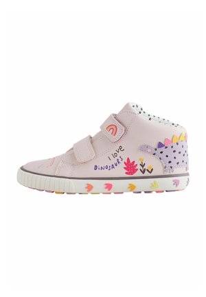 Lichtroze kindersneaker met dinosaurussen en regenboogmotieven, twee klittenbandsluitingen en een kleurrijke zool met dinosaurusafdrukken.