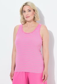 Canotta a righe rosa e bianche con scollatura a barchetta. Realizzata in tessuto morbido ed elasticizzato, presenta spalline larghe e un design aderente.