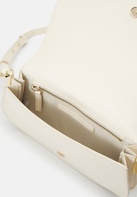 Beige Leder Umhängetasche mit einem Magnetverschluss, Innenzip-Tasche und goldfarbener Hardware. Glatte Textur und minimalistisches Design.
