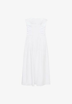 Rochie albă fără bretele, cu detalii pliate la bust, fustă fluidă și țesătură netedă. Fără hardware sau modele vizibile.