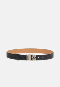 Cintura in pelle nera con motivo impresso, dotata di una fibbia con logo "GUESS" in tono oro e una fodera interna liscia. Regolabile con più fori.
