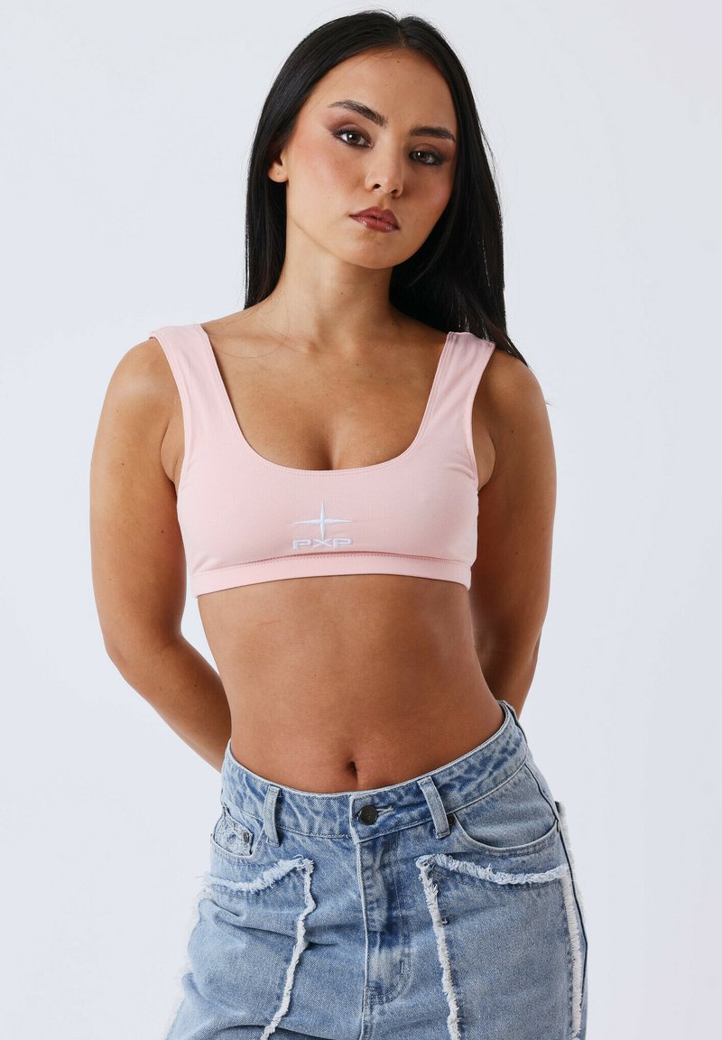 Top corto a coste rosa chiaro con spalline larghe e scollatura rotonda. Presenta un piccolo logo bianco al centro. Tessuto testurizzato.