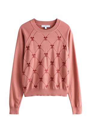 Pull en tricot rose avec un motif en losange brodé, comportant de petits nœuds d'une teinte plus foncée. Poignets et ourlet côtelés, encolure ronde.