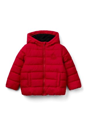 Veste matelassée rouge pour enfants avec capuche, fermeture éclair frontale et deux poches latérales, présentée sur fond blanc.