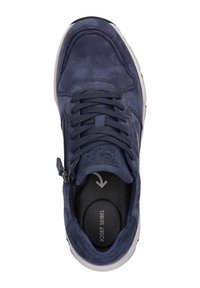 Marineblå ruskindssneakers med rund tå, struktureret overdel og flad hvid sål. Har snørebånd og lynlåslukning på siden.