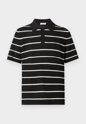 Tricou polo negru cu mânecă scurtă, cu dungi albe orizontale, trei nasturi negri și guler ascuțit.